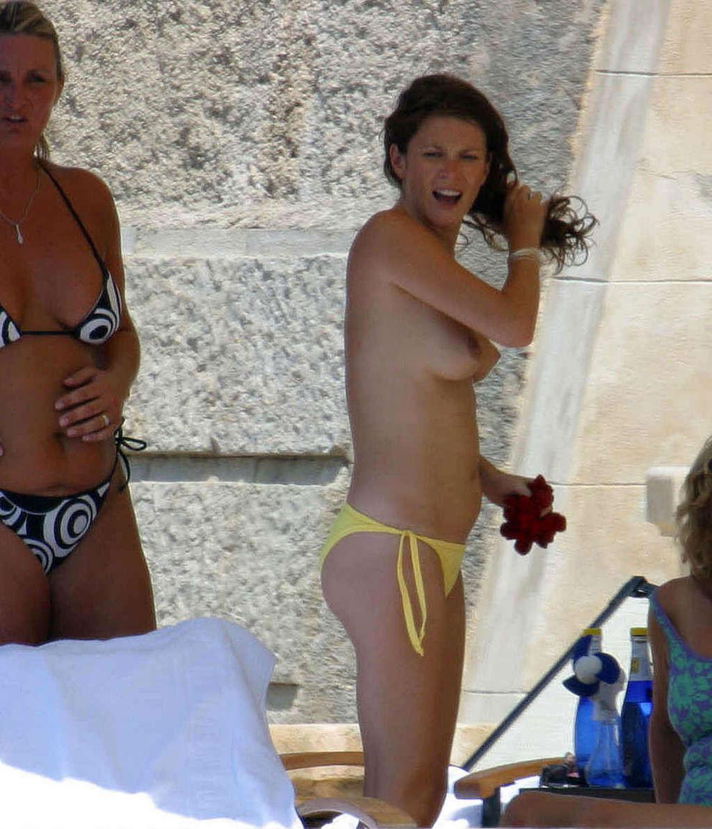 16P Anna Friel showing her nice big tits paparazzi pictures