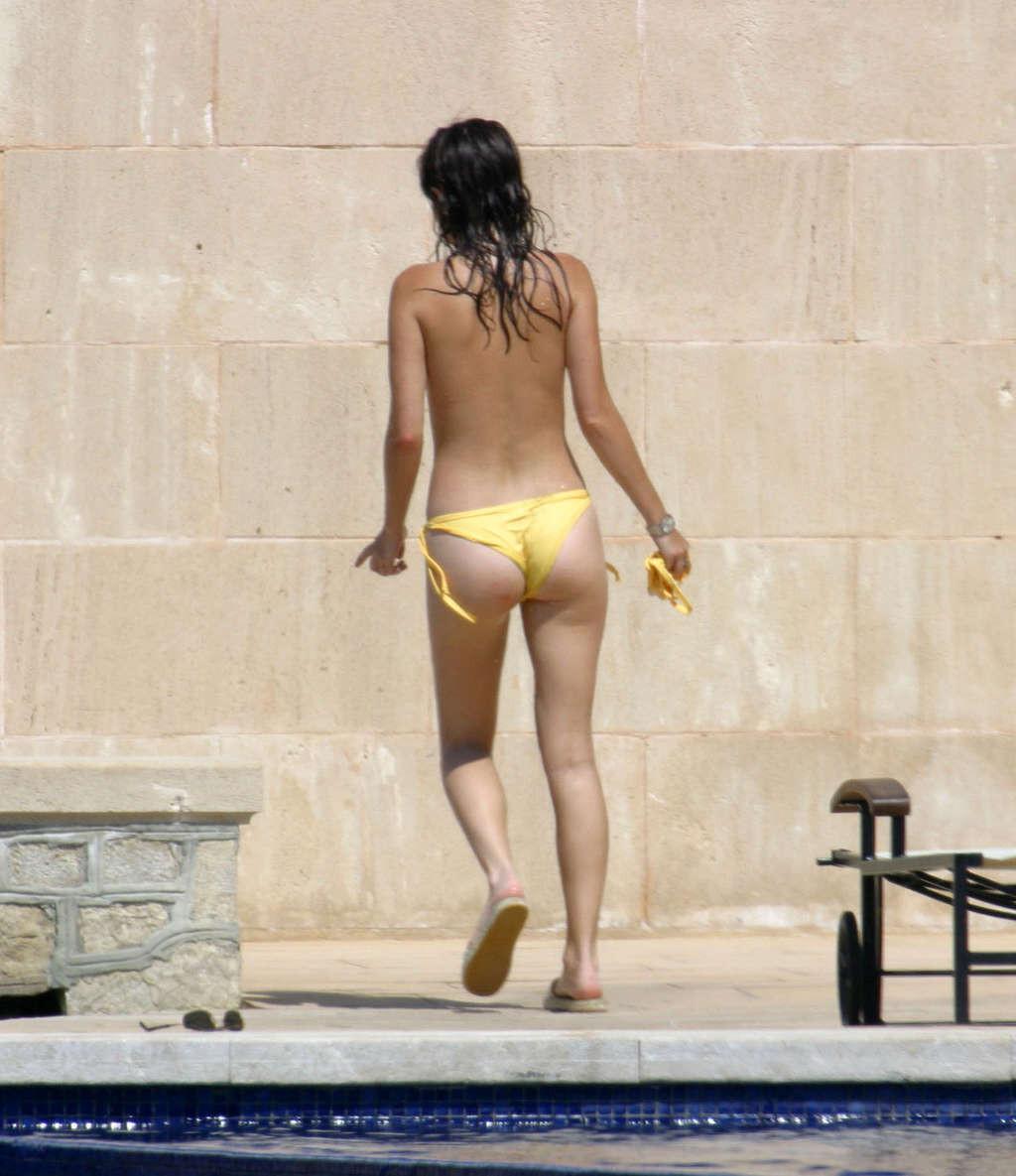 16P Anna Friel showing her nice big tits paparazzi pictures