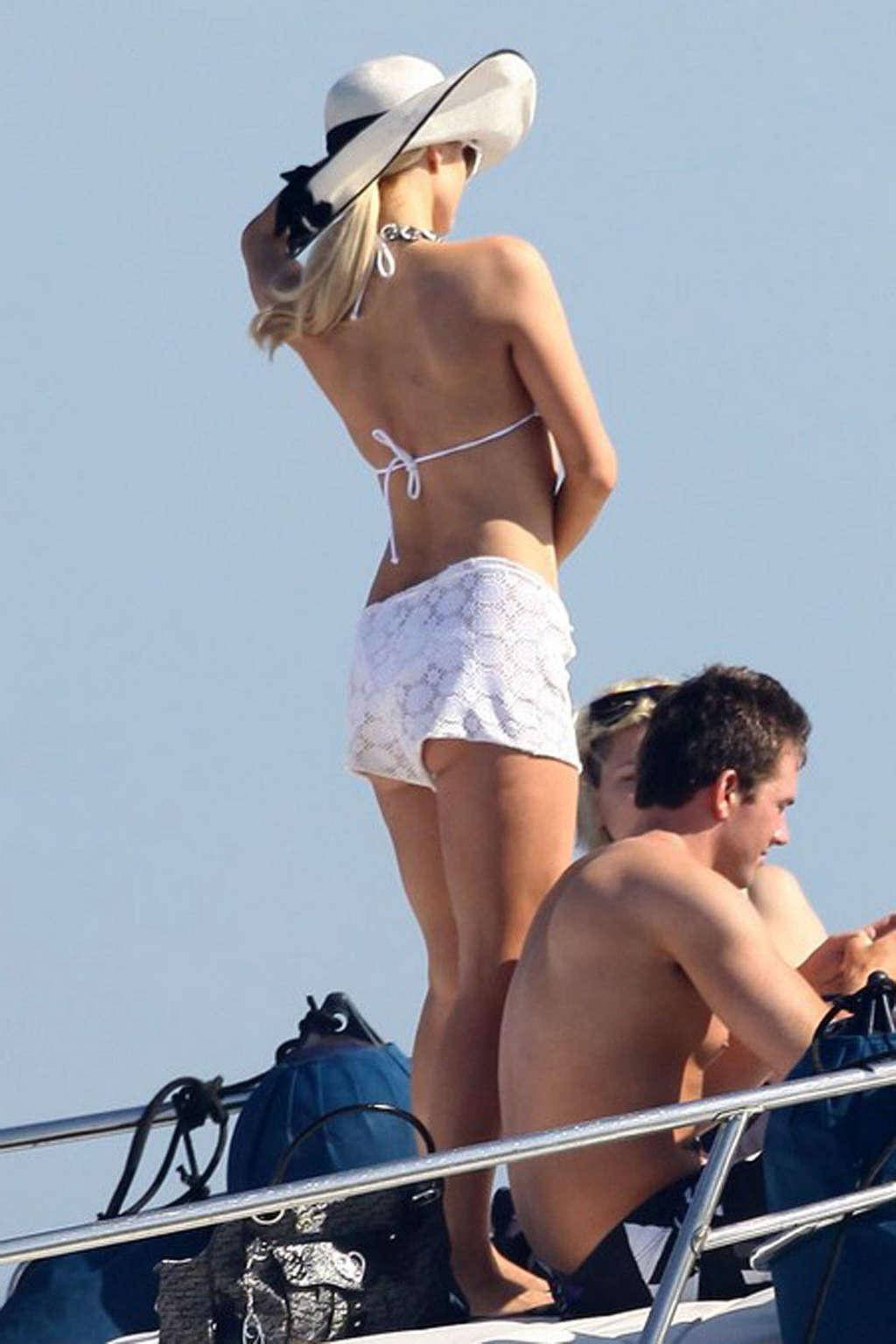 16P Paris Hilton very sexy and hot upskirt paparazzo photos