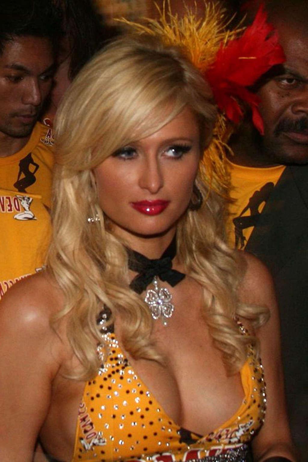 16P Paris Hilton very sexy and hot upskirt paparazzo photos