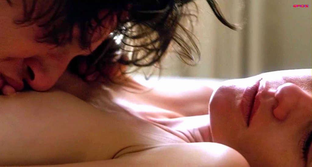 16P Naomi Watts showing her sexy body and extremely nice boobs