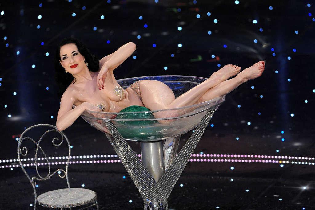 10P Dita Von Teese showing her nice big tits while performing streaptese