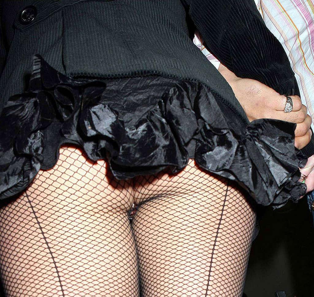 16P Britney Spears very sexy and hot upskirt paparazzi photos