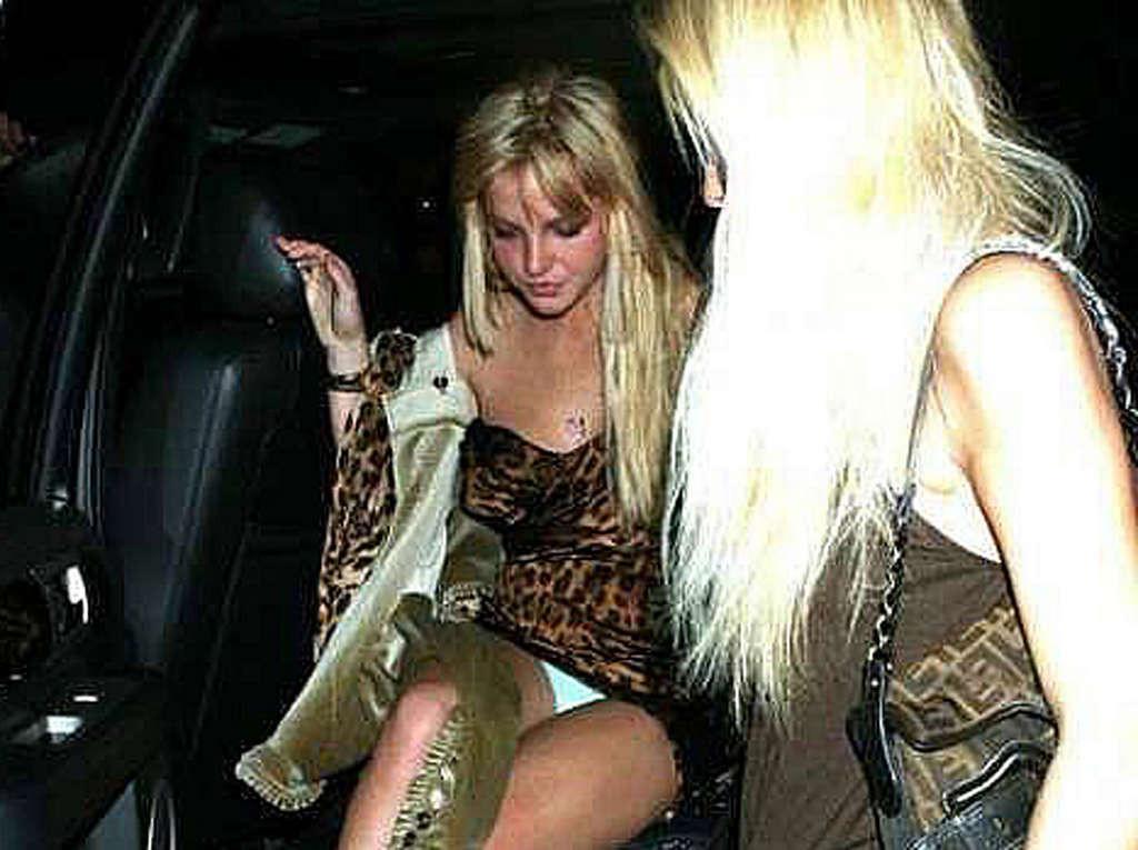 16P Britney Spears very sexy and hot upskirt paparazzi photos