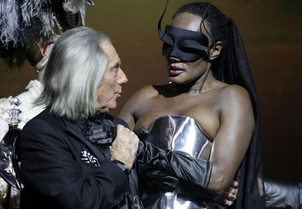 16P Grace Jones tits slip and upskirt on stage paparazzi pictures