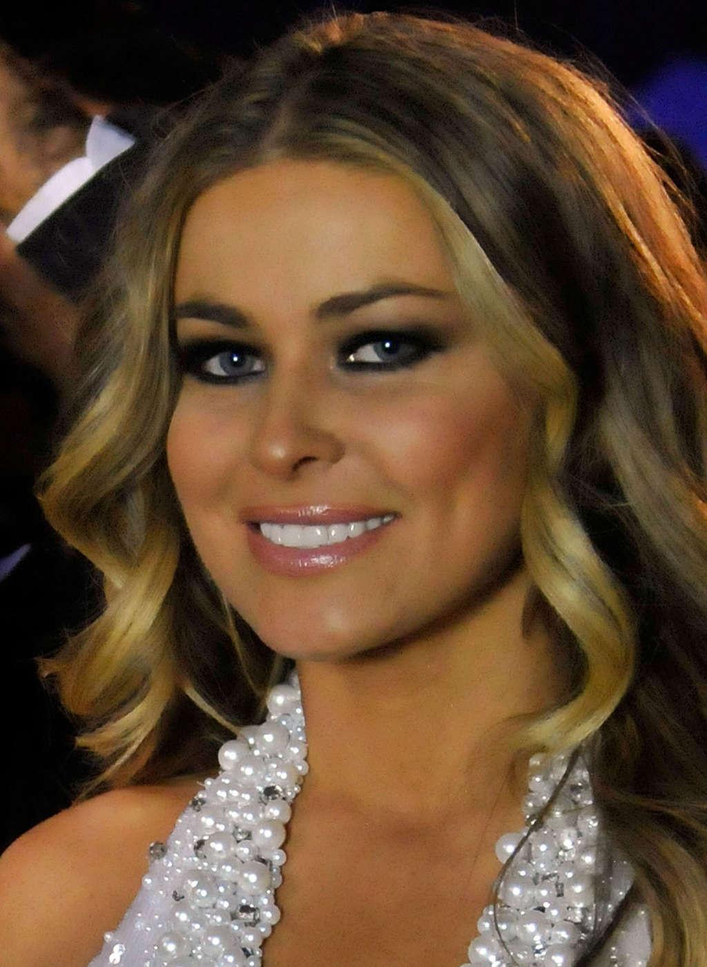 10P Carmen Electra exposing her nice big tits and kissing with girl and spread legs 