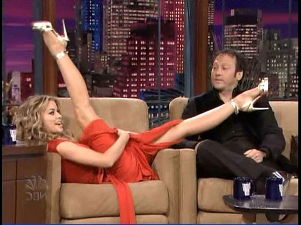 10P Carmen Electra exposing her nice big tits and kissing with girl and spread legs 