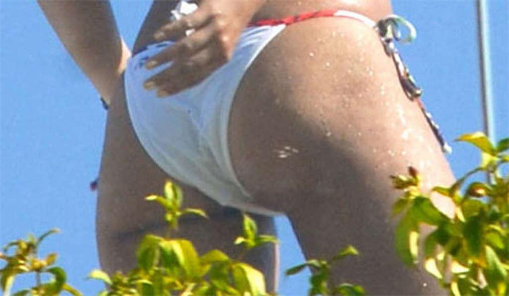 16P Alicia Keys showing her amazingly sexy and hot ass in white bikini