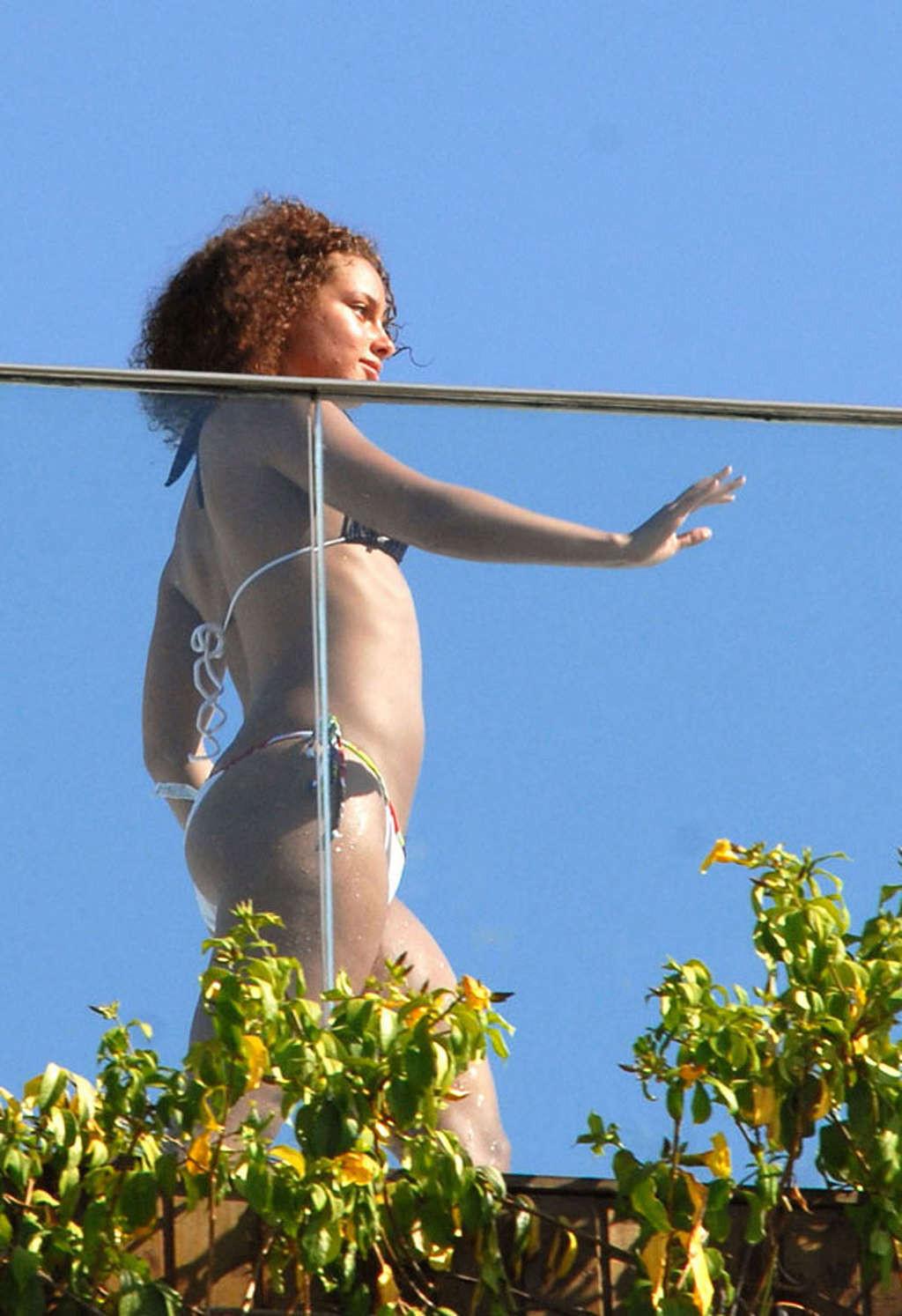16P Alicia Keys showing her amazingly sexy and hot ass in white bikini