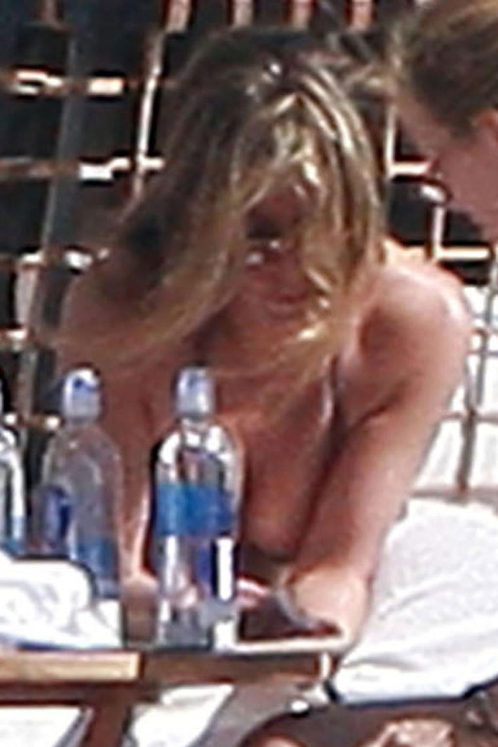 16P Jennifer Aniston nipple slip photos and sexy ass in bikini