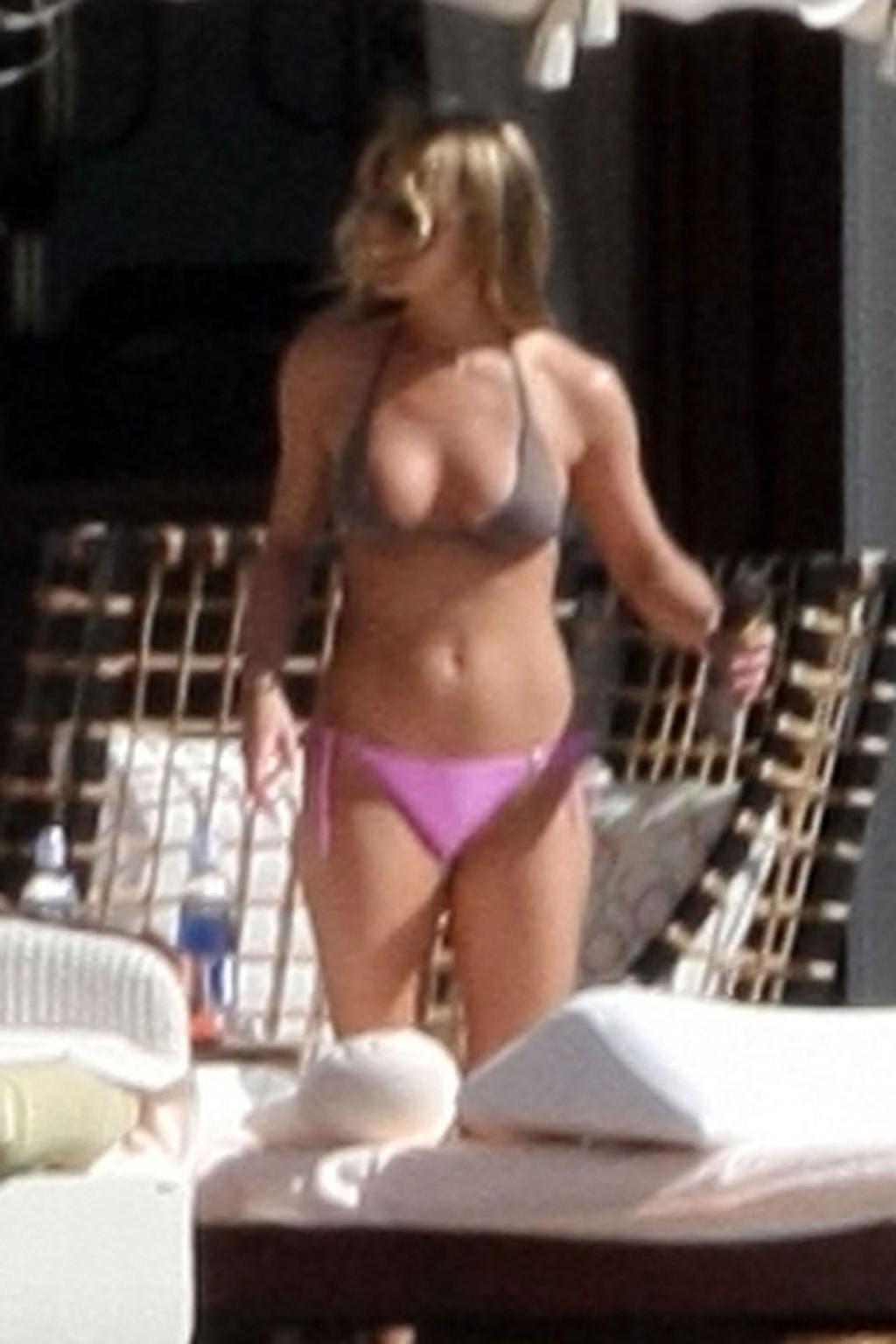 16P Jennifer Aniston nipple slip photos and sexy ass in bikini