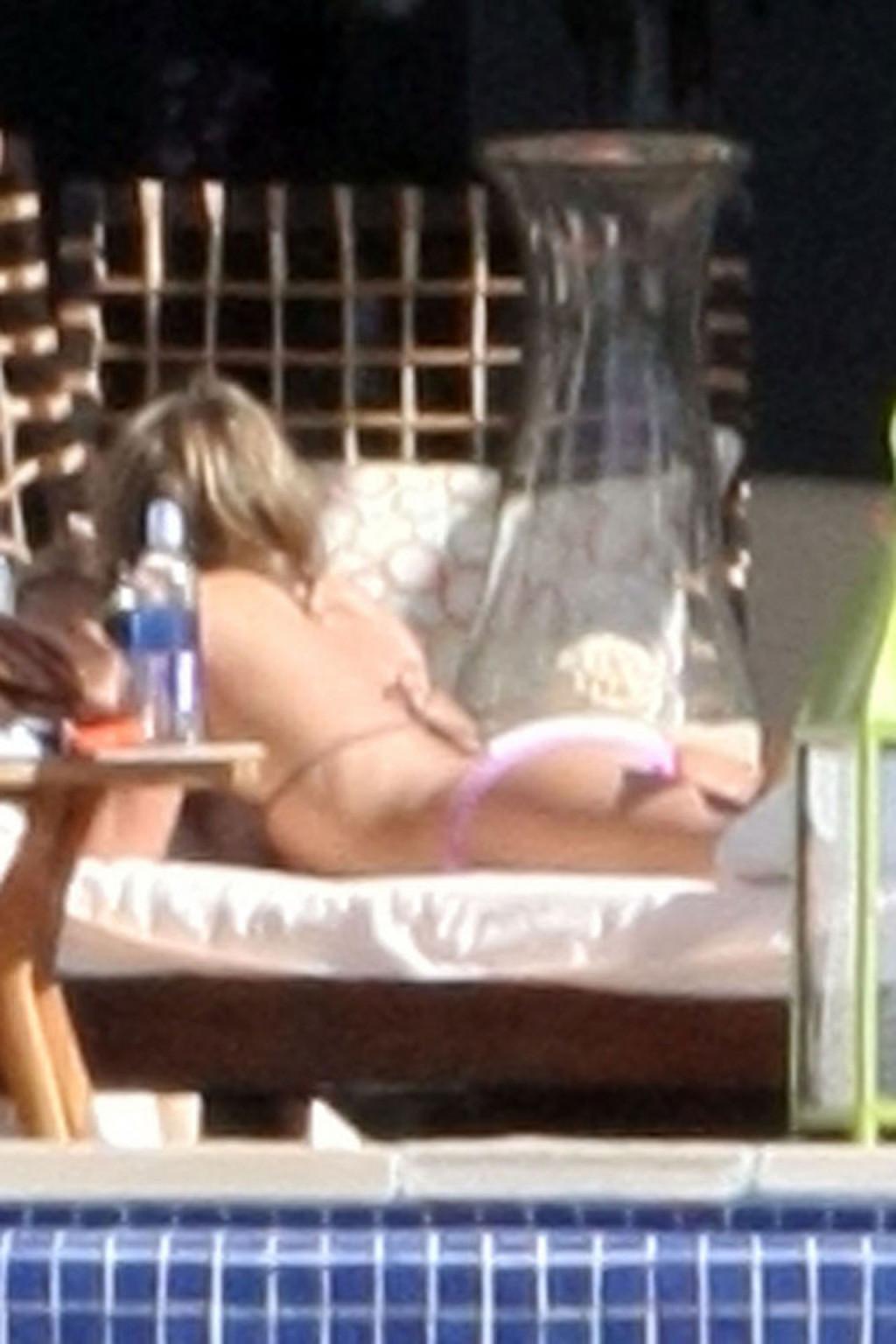 16P Jennifer Aniston nipple slip photos and sexy ass in bikini