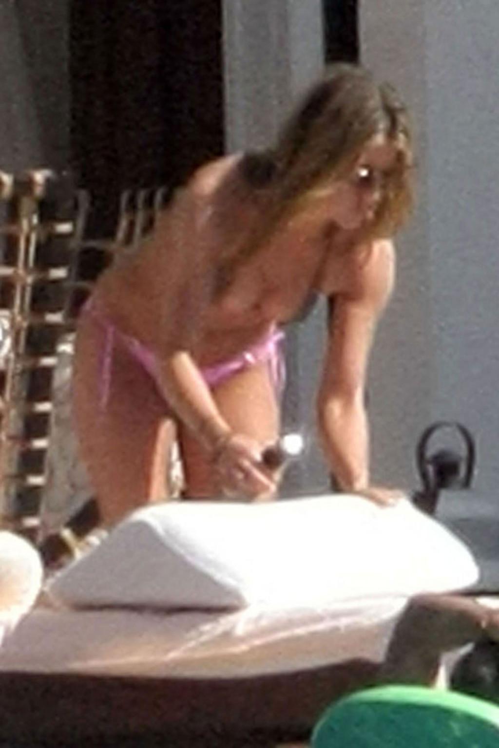 16P Jennifer Aniston nipple slip photos and sexy ass in bikini