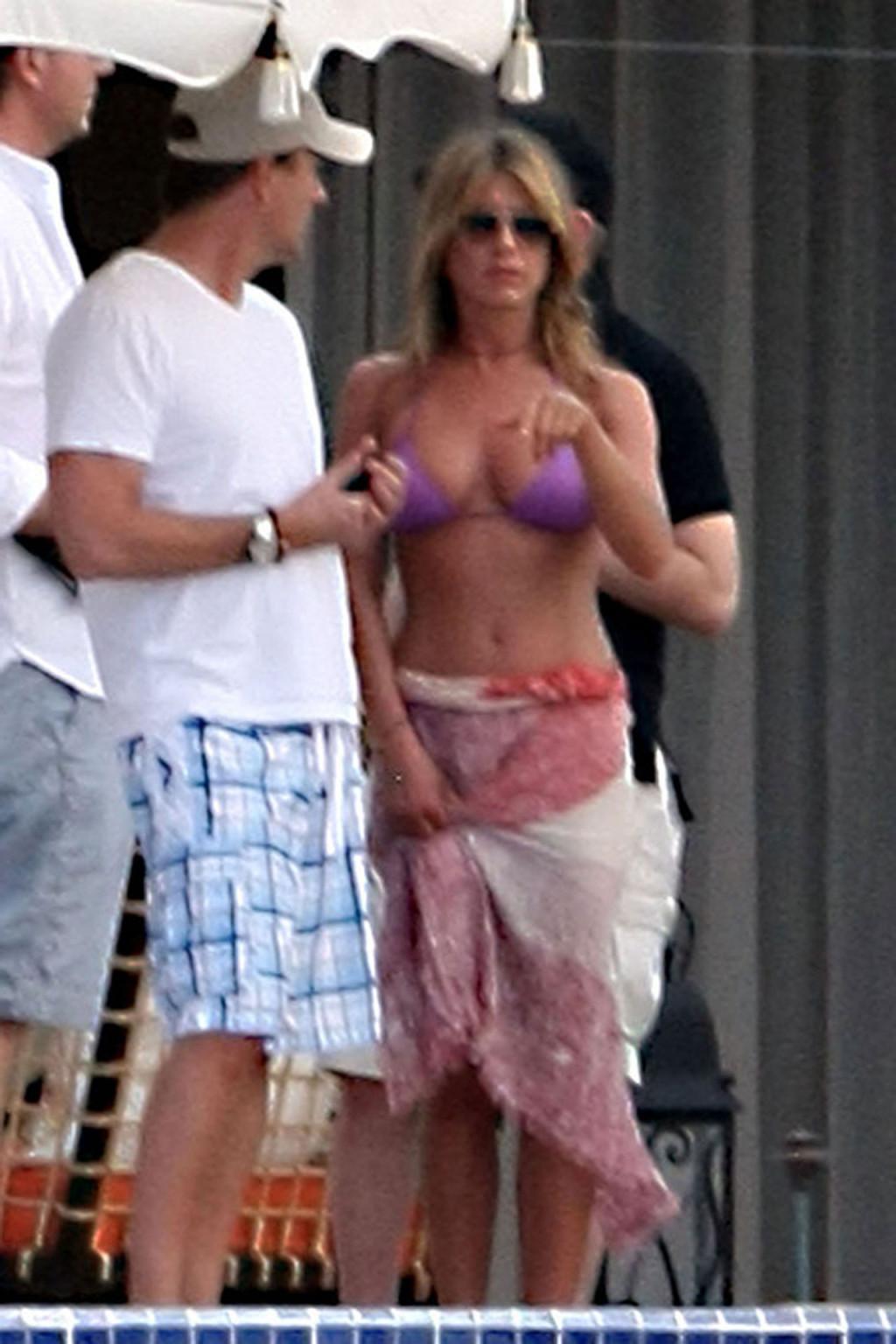 16P Jennifer Aniston nipple slip photos and sexy ass in bikini