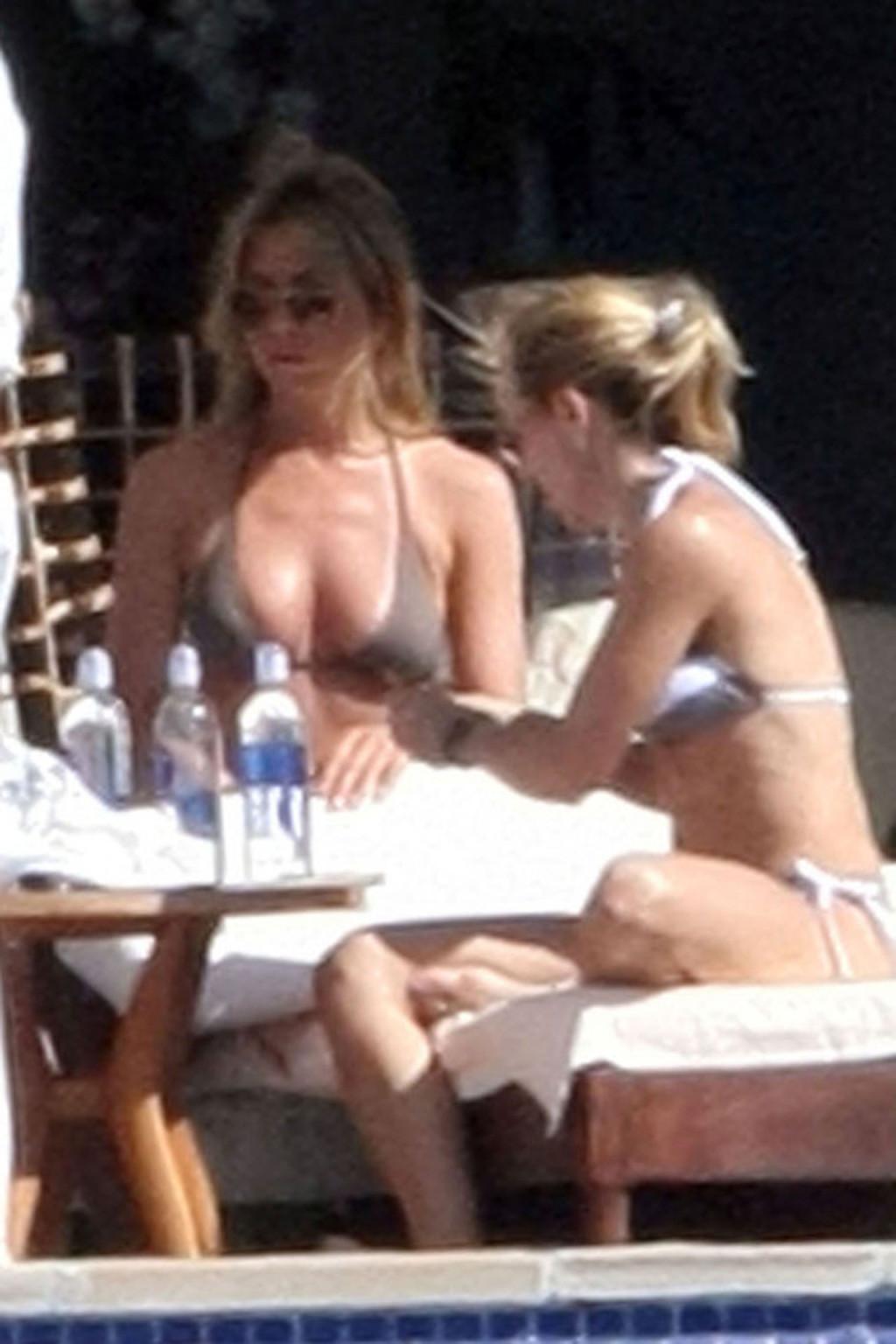16P Jennifer Aniston nipple slip photos and sexy ass in bikini