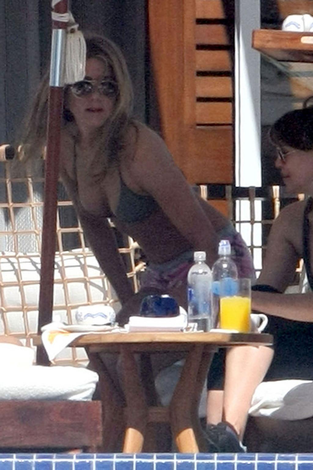 16P Jennifer Aniston nipple slip photos and sexy ass in bikini