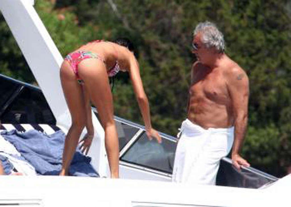 16P Elisabetta Gregoraci showing her great ass and sexy body in bikini