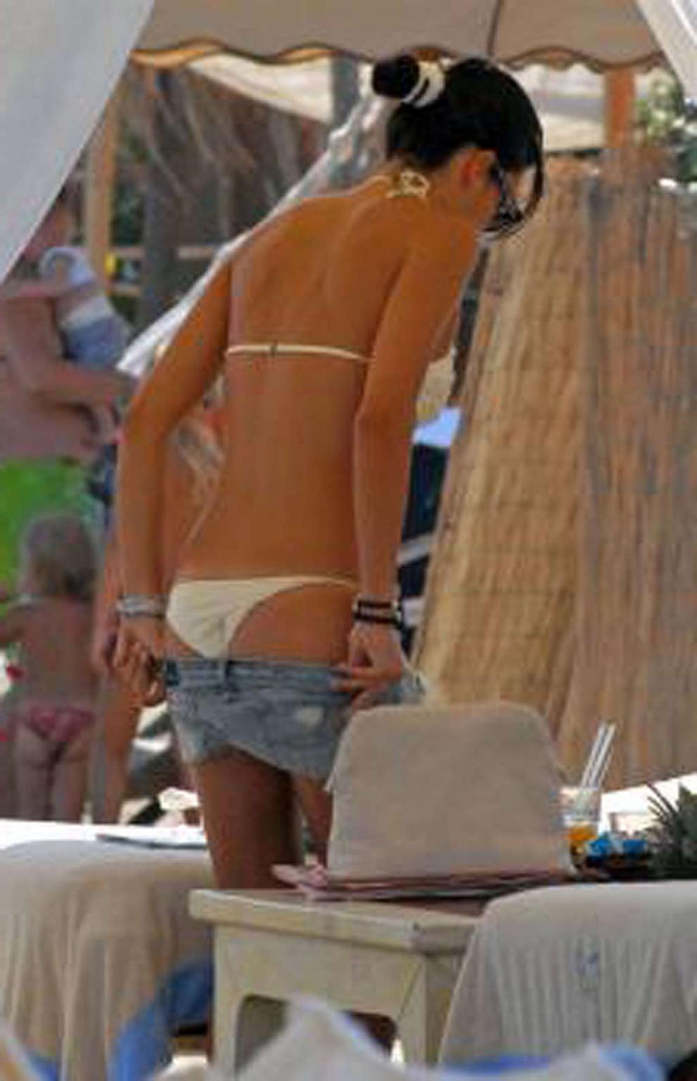 16P Elisabetta Gregoraci showing her great ass and sexy body in bikini
