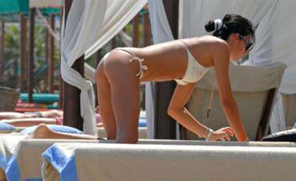 16P Elisabetta Gregoraci showing her great ass and sexy body in bikini