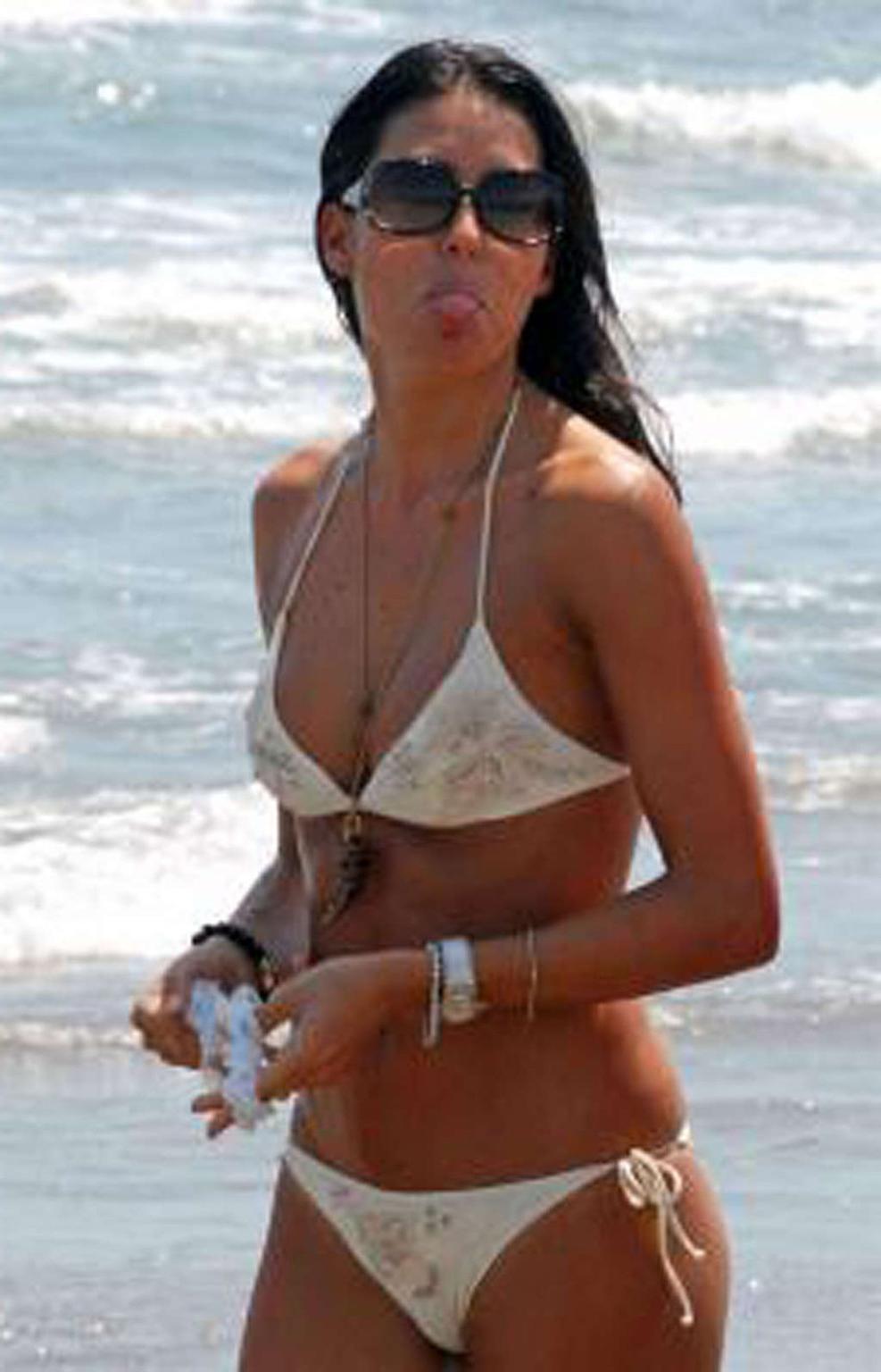 16P Elisabetta Gregoraci showing her great ass and sexy body in bikini