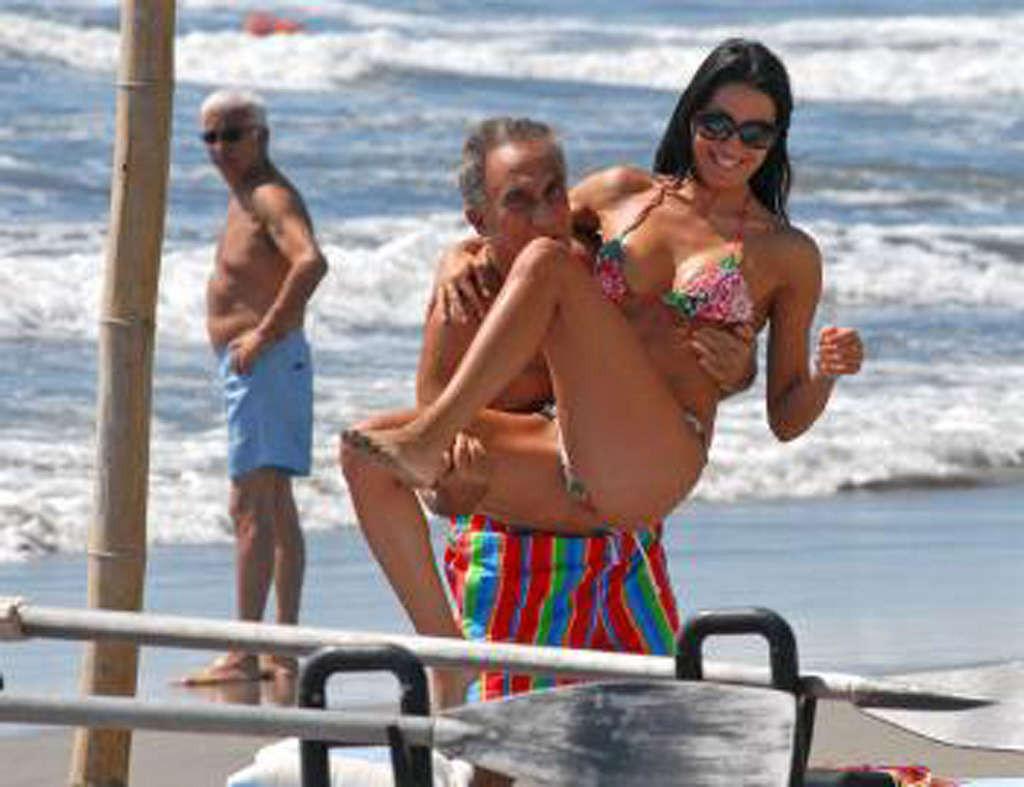 16P Elisabetta Gregoraci showing her great ass and sexy body in bikini
