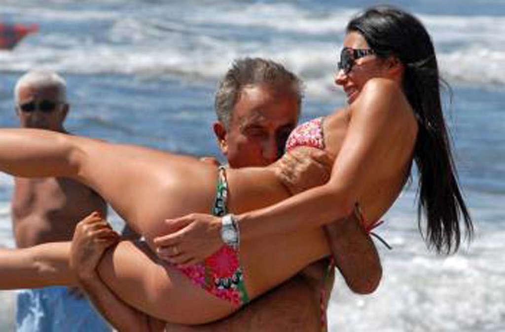 16P Elisabetta Gregoraci showing her great ass and sexy body in bikini