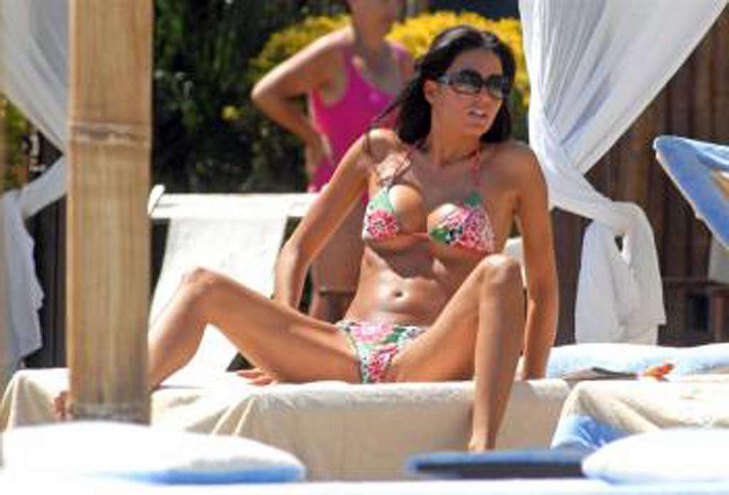 16P Elisabetta Gregoraci showing her great ass and sexy body in bikini