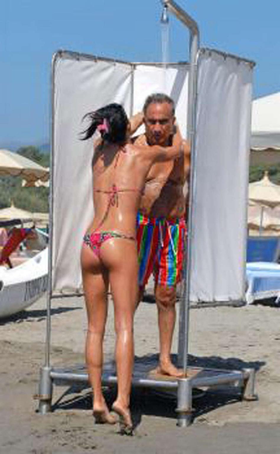 16P Elisabetta Gregoraci showing her great ass and sexy body in bikini