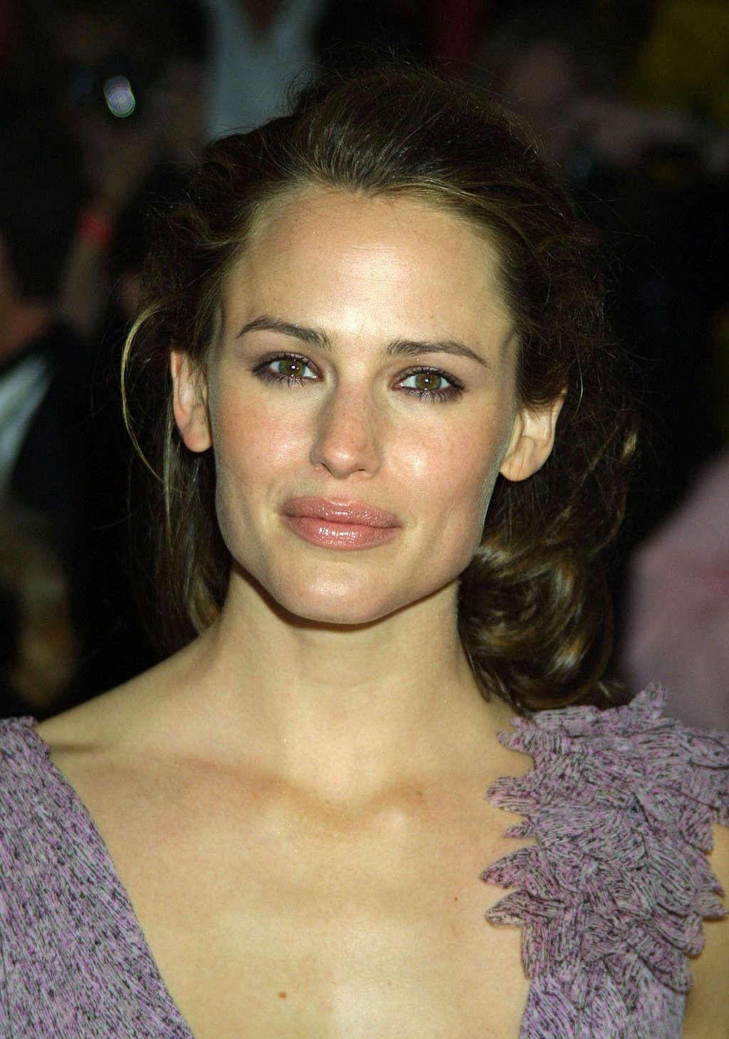 10P Jennifer Garner huge cleavage and posing sexy in lingerie