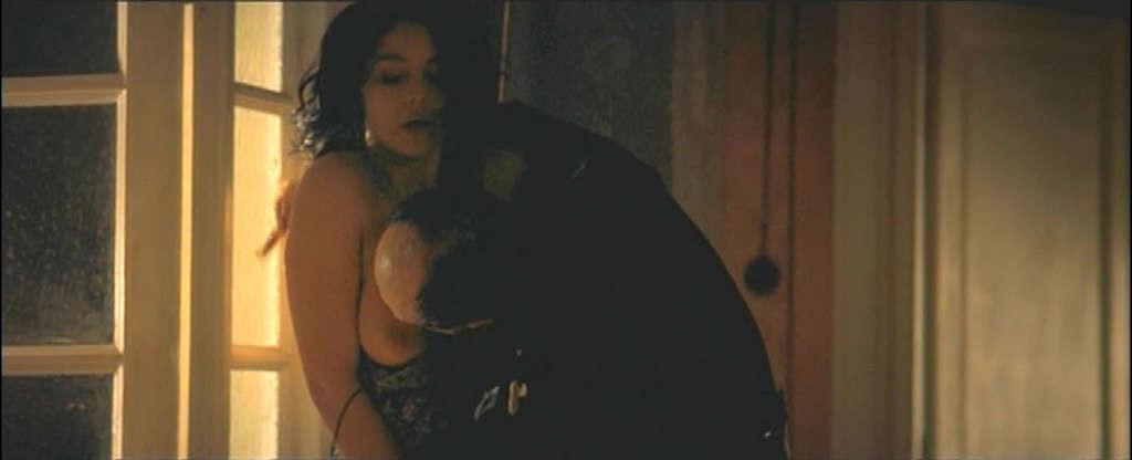 10P Monica Bellucci exposing her nice big tits in nude movie caps and her nice pussy