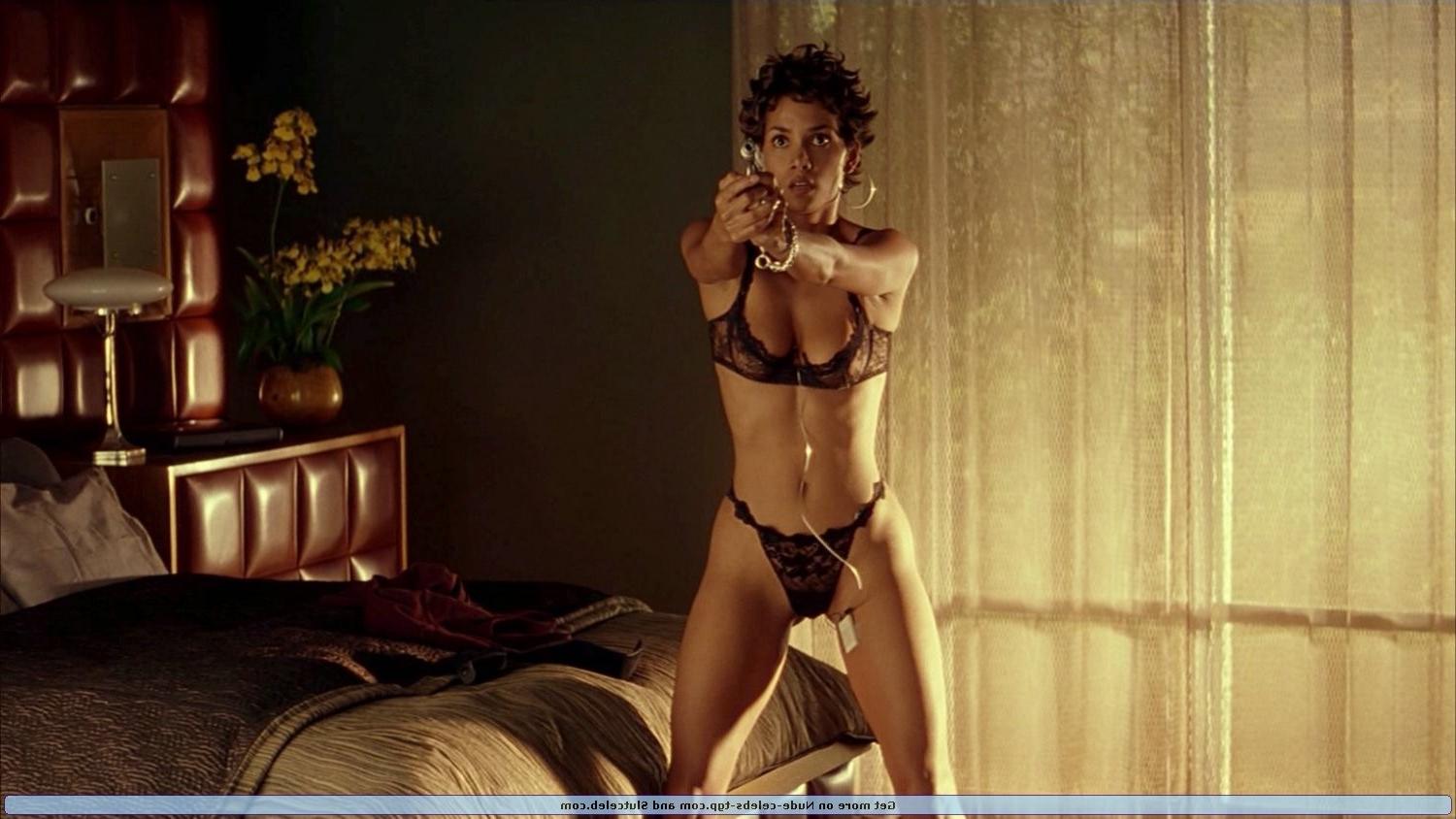15P beautiful nubian actress Halle Berry vintage nudes