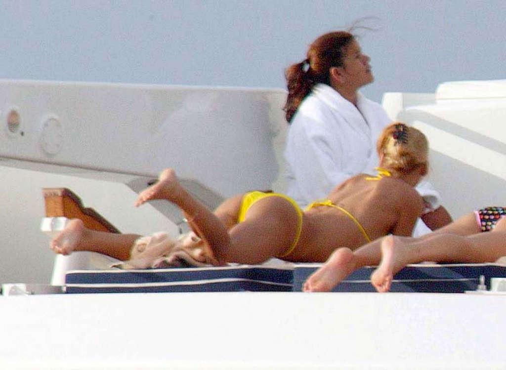 16P Anna Kournikova showing her sexy body and hot ass in yelow bikini on beach