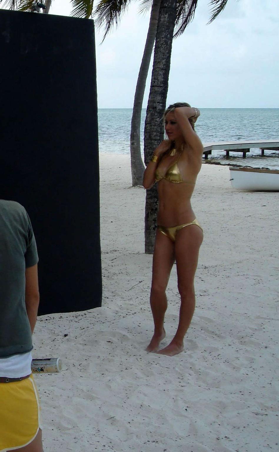 16P Anna Kournikova showing her sexy body and hot ass in yelow bikini on beach