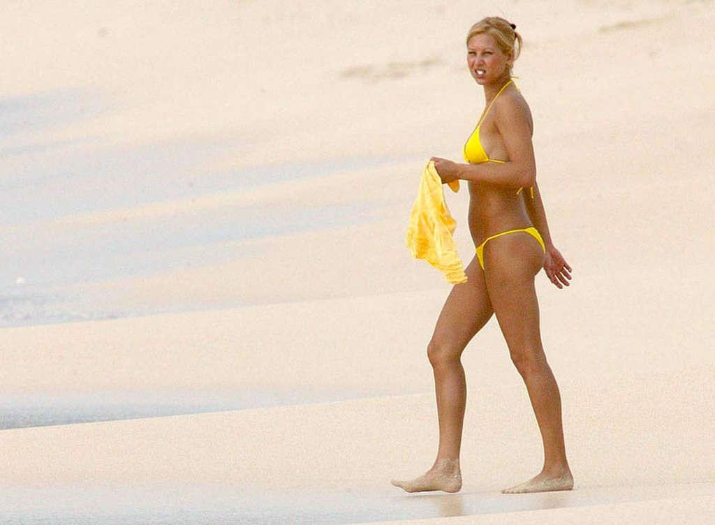 16P Anna Kournikova showing her sexy body and hot ass in yelow bikini on beach