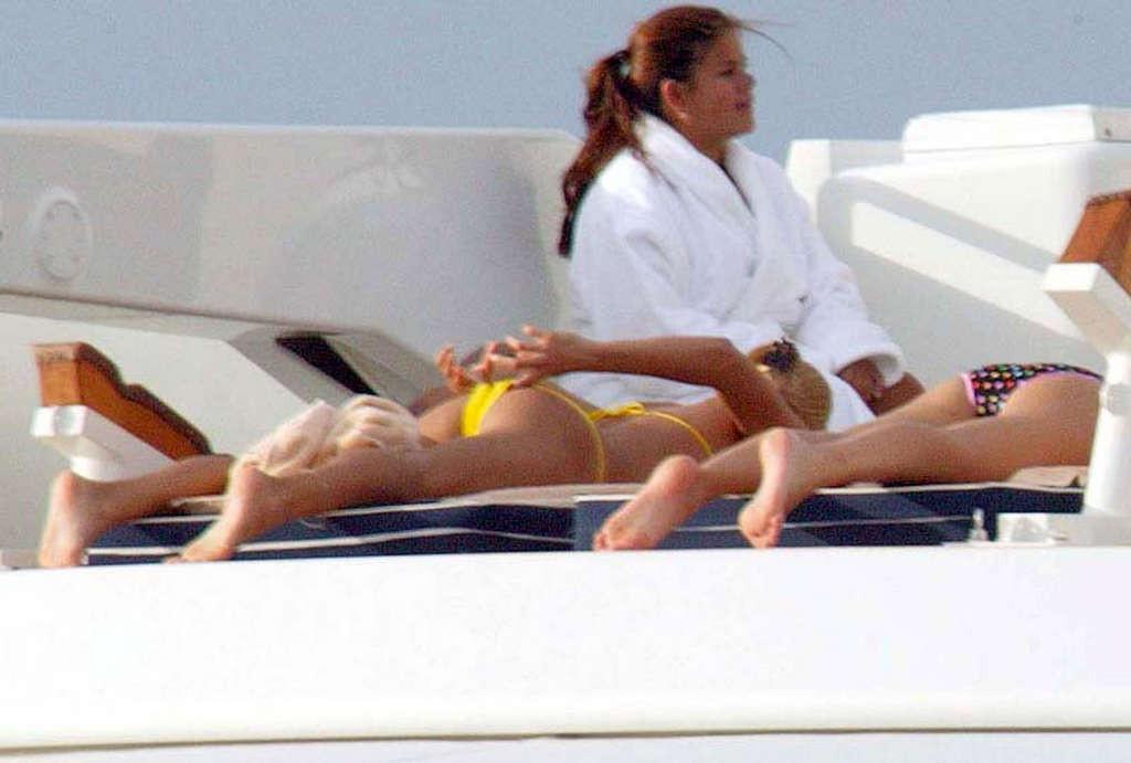 16P Anna Kournikova showing her sexy body and hot ass in yelow bikini on beach