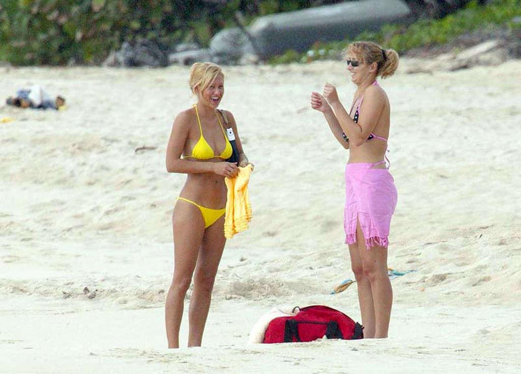 16P Anna Kournikova showing her sexy body and hot ass in yelow bikini on beach