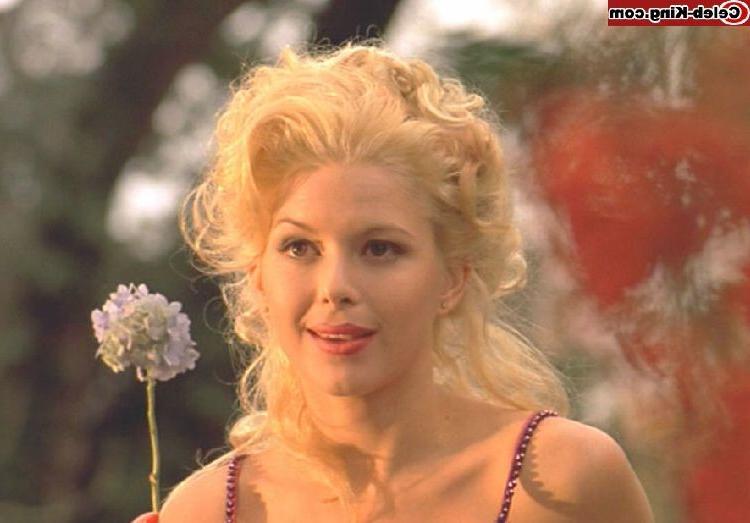 16P Retro pics of hot celebrity showing off her boobs