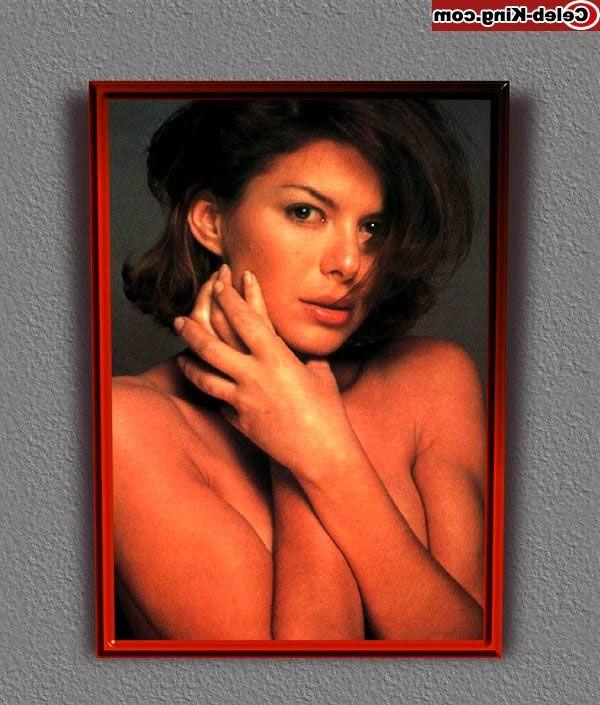 16P Retro pics of hot celebrity showing off her boobs