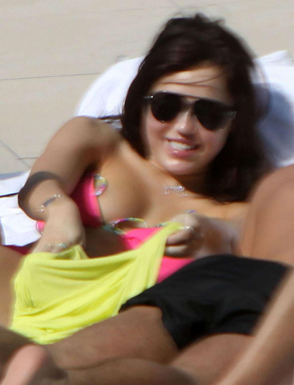 16P Miley Cyrus looking very hot and sexy on her private photos