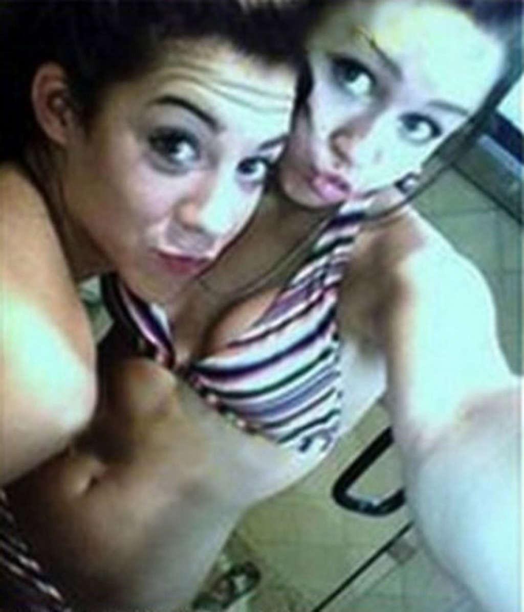 16P Miley Cyrus looking very hot and sexy on her private photos