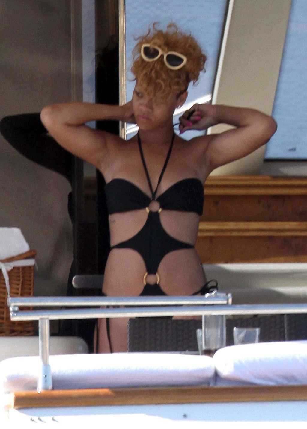 10P Rihanna exposing her tits and ass in thong and posing sexy in bikini