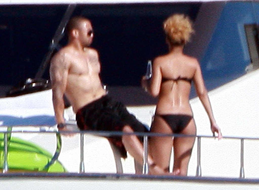 10P Rihanna exposing her tits and ass in thong and posing sexy in bikini