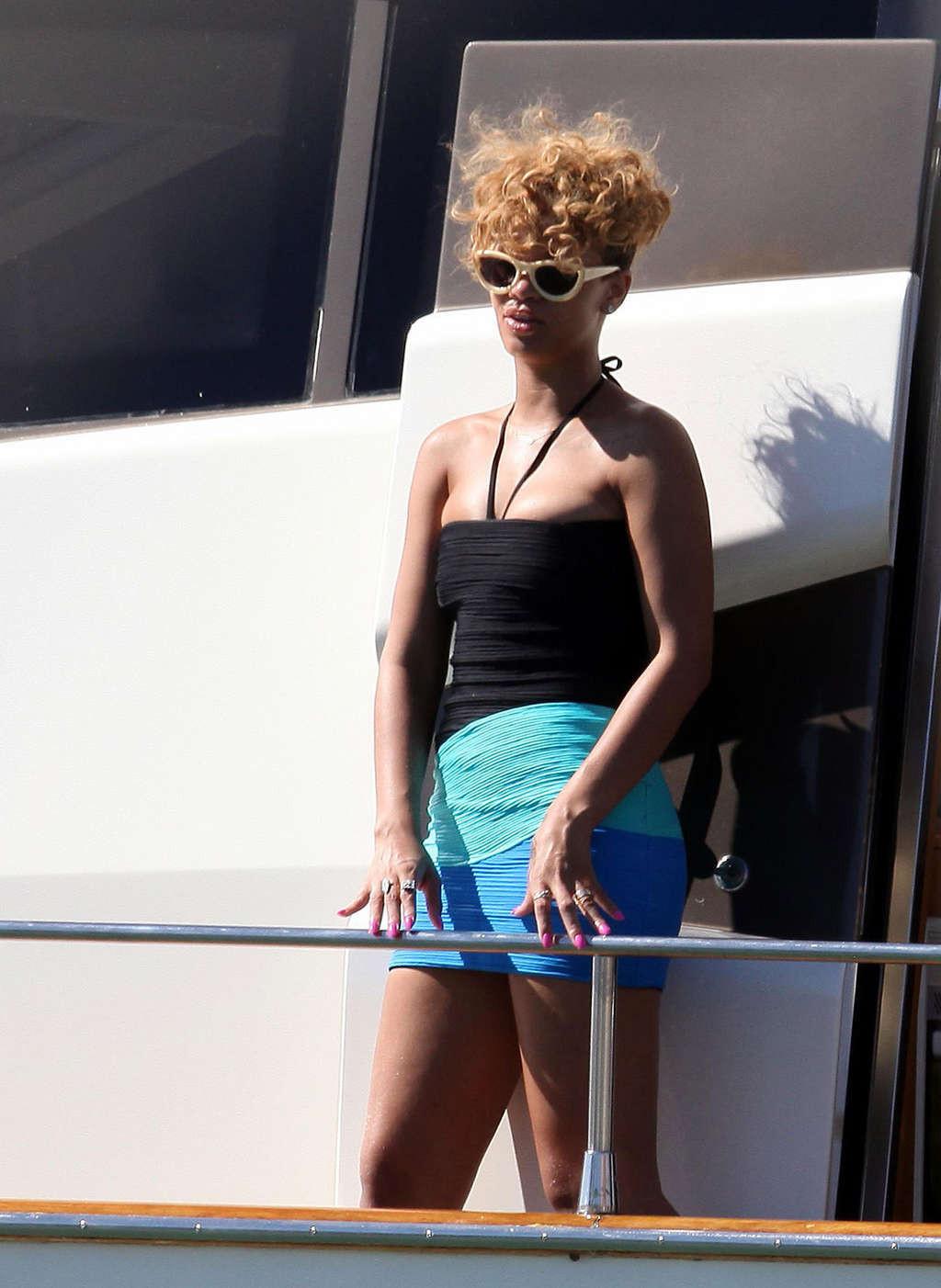 10P Rihanna exposing her tits and ass in thong and posing sexy in bikini