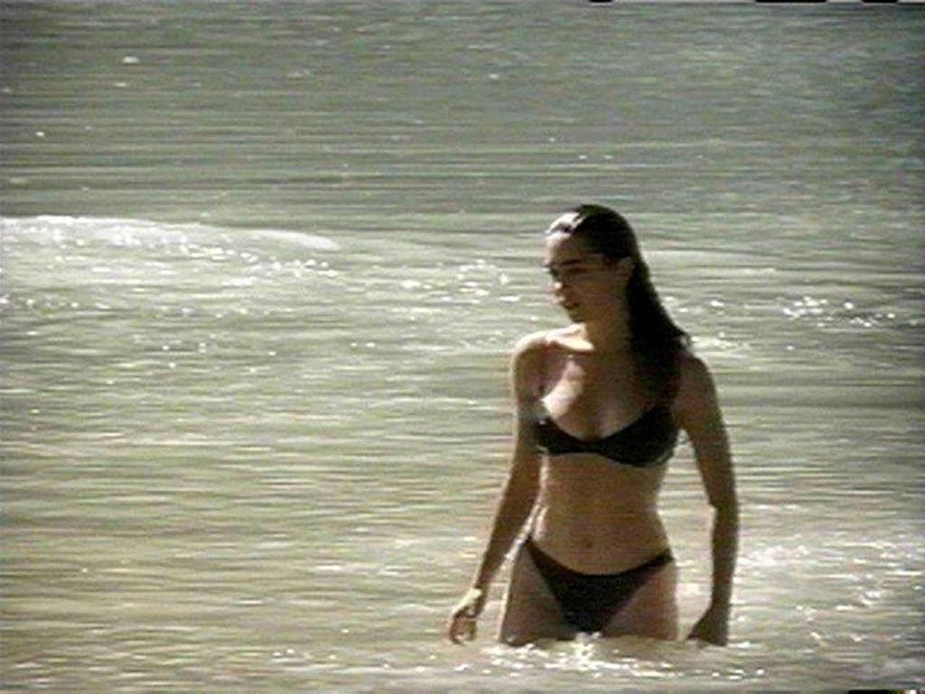 16P Jennifer Connelly showing her extremely huge boobs and sexy body