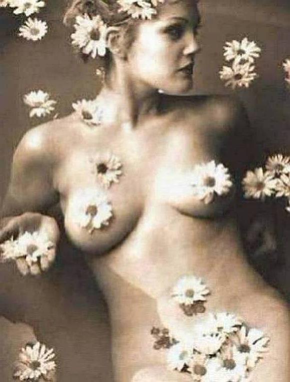 15P cute celebrity actress Drew Barrymore nude