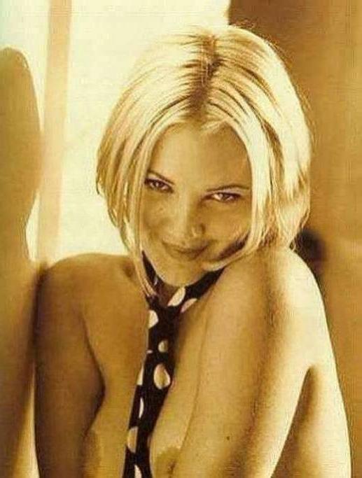 15P cute celebrity actress Drew Barrymore nude