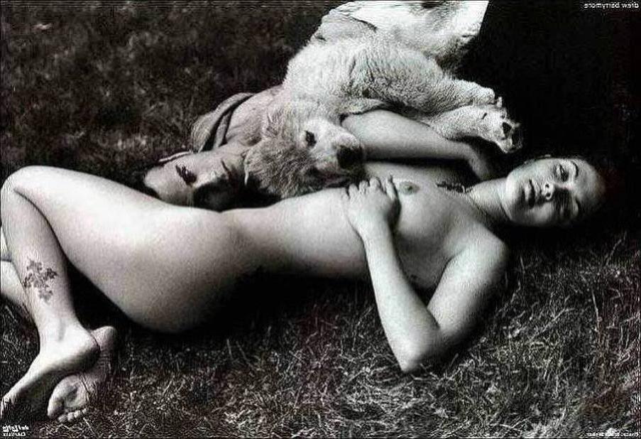 15P cute celebrity actress Drew Barrymore nude