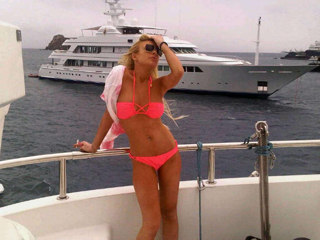 10P Lindsay Lohan posing sexy in bikini and exposing her nice big tits and nipple sl