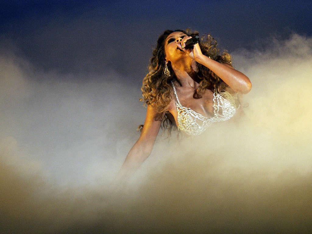 16P Beyonce Knowles leggy in mini skirt on staga paparazzi pictures