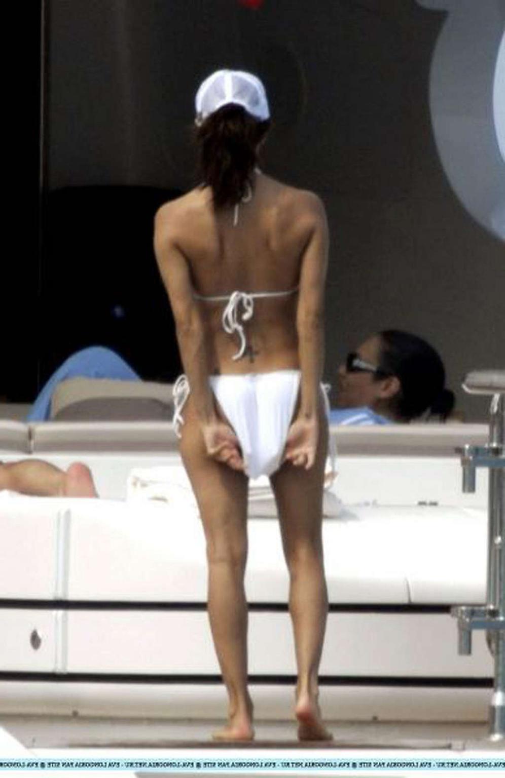 16P Eva Longoria showing her hot body and sexy ass in bikini